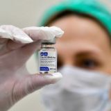 Врач рассказал о возможных осложнениях после прививки от COVID-19