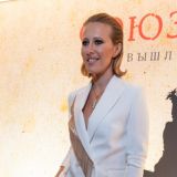 Собчак в странном наряде закидали камнями