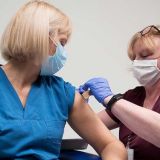 Политики в домах престарелых и незаконная миграция: на Западе в погоне за вакциной от коронавируса начался хаос