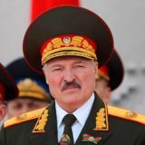 Лукашенко заявил о готовности защищать Белоруссию на танке и с автоматом в руках