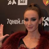 У Бузовой заметили клыки и зеленую кожу: сатанинскому жесту певицы нашли объяснение