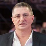 Мясников назвал отступление коронавируса временным: Никуда уже не уйдет