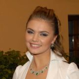 Толпа обступила: сенсационное фото Кабаевой произвело фурор