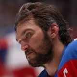 Еле стоит на ногах: Овечкина с разъезжающимися коньками сняли на видео