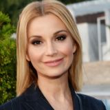 Орлова с ножом в руках обхватила малыша