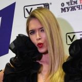 А как же Меладзе? Брежнева уехала из России в компании мужчины в платье