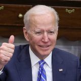 За счет налогоплательщиков: Байден ввел бесплатную смену пола для американских военных