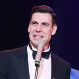 Красивая пара: венчанного Дюжева засняли в объятиях Воробей