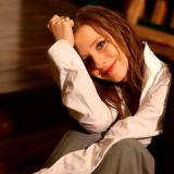 Молодая жена Авербуха выставила напоказ упругую грудь 