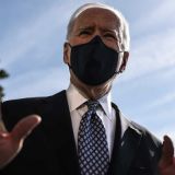 Тройное падение Байдена на трапе сняли на видео