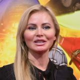 Толстые ляжки и поплывшие коленки: Борисовой в купальнике не дали спокойно потанцевать