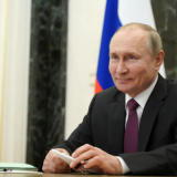 Путин после прививки от коронавируса спит рядом с градусником