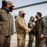 Поездку Зеленского в Донбасс оценили: Превращается в политика войны