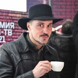 После проблем со стояком Билан в розовых обтягивающих легинсах залез на шест