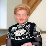 Елена Малышева помолодела и превратилась в жгучую брюнетку