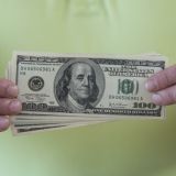 Россиян предупредили об опасности покупки долларов