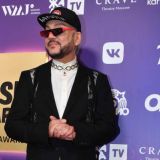 Счастливый Киркоров тесно прижался к длинноволосому красавцу