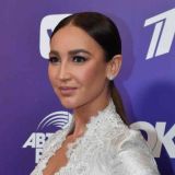 Устроившую минуту молчания в День Победы Бузову закидали камнями: Хорошо, ветераны не видят