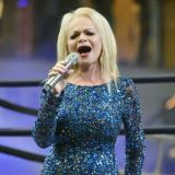 65-летняя Долина в мини-платье спела про войну: Собачий холод