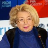 Сиделка дает лекарства: прикованная к инвалидному креслу Тарасова хочет подольше пожить