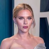 Муж Скарлетт Йоханссон брызнул слизью ей в лицо в прямом эфире