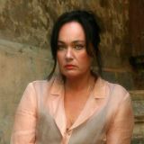 С грязными волосами и плоской задницей: Гузеева с маргиналом пили портвейн на обочине