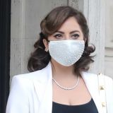 С голым задом и бокалом из-под вина: в Сети появились кадры изнасилованной Леди Гаги на асфальте