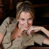 Высоцкая в микро-шортах раскорячилась в странной позе рядом с Кончаловским