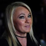 Расплывшуюся по льду Рудковскую закидали помидорами