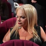 Заметно помолодевшая Долина сверкнула шрамом на груди: Вдруг стало стыдно