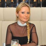 Раздвинувшую ноги перед камерой Борисову пристыдили за неудачную позу