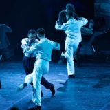 Скрещенья рук, скрещенья ног: красавцы-мужчины сплелись в объятиях друг друга под ритмы танго