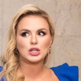 Грудь здесь бессильна: Вскрылась причина одиночества незамужней Семенович