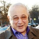 Оголившаяся молодая супруга Петросяна прикрыла пышную грудь макаронами