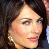 56-летняя Элизабет Херли вывалила напоказ наливную грудь