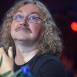 В венке и с усами: Николаева сняли в обществе красивых девушек