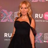 Уезжающая из России Рудковская показала стальное яйцо