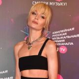 Гагарина в пиджаке на голое тело засветила интимное место