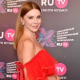 Подольская в коротких шортиках возбудила россиян: Лиф трещит по швам