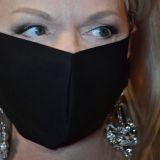 Забитая тату Долина показалась людям с младенцем на руках