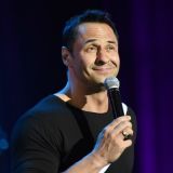 Облитый помоями Костюшкин сцепился с певицей Монеточкой