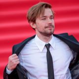 Довольный Петров снял себя и соперника Козловского на фоне писсуаров