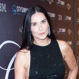 Сверкнувшая прелестями Деми Мур оттянулась на пляже