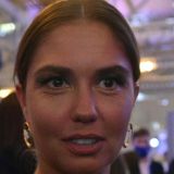 Муцениеце в пикантном наряде вывалила грудь перед камерами