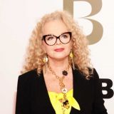 Долина в разноцветных шароварах развалилась на могиле Началовой