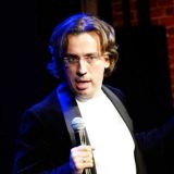 Нацепивший микроплавки Галкин прилюдно раздвинул ноги