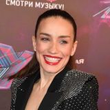 Дайнеко в роскошном свадебном платье принимает поздравления с замужеством