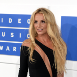 Бритни Спирс без белья вывалила наливную грудь на фоне скандала