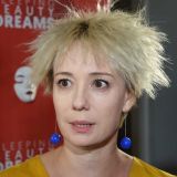 Держал за руку: скрытную Хаматову запечатлели на курорте с дочками и таинственным мужчиной