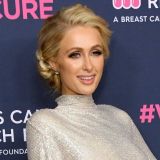 Сверкнувшая круглым животом Хилтон прокомментировала беременность